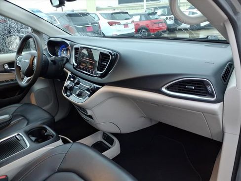 Used 2023 Chrysler Pacifica Touring-L image 15