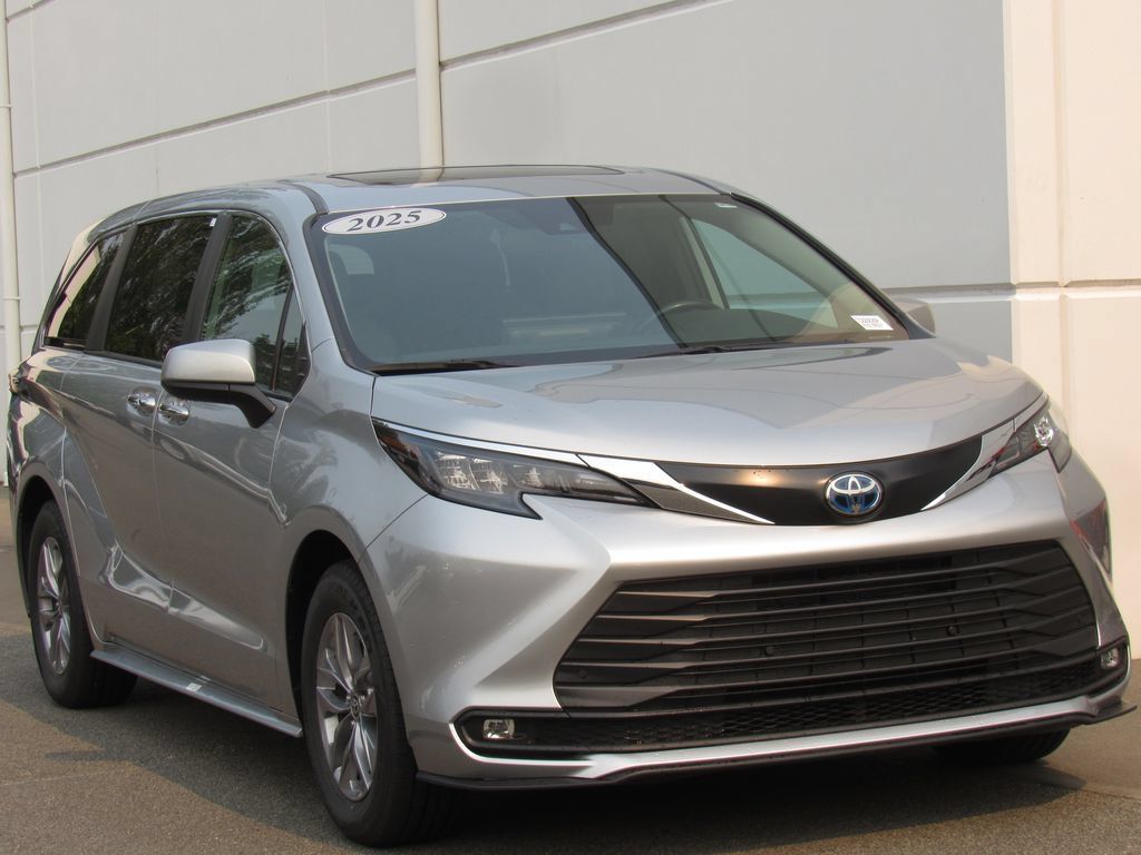 Certified 2025 Toyota Sienna XLE FWD image 2