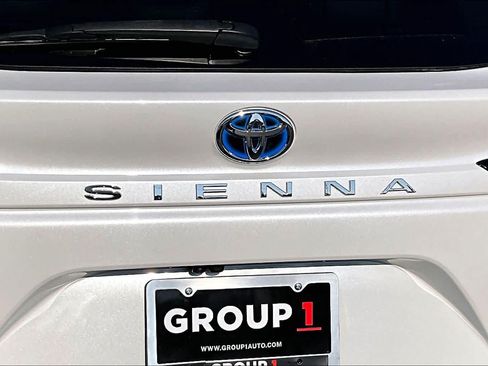 Certified 2022 Toyota Sienna Limited FWD image 9