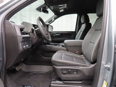 Used 2025 Chevrolet Suburban Premier image 9