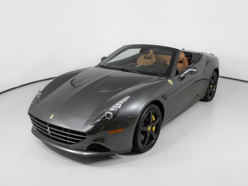 Used 2016 Ferrari California T RWD image 2