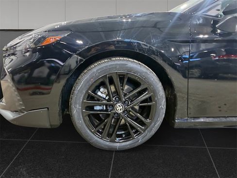 Used 2025 Toyota Camry SE image 9