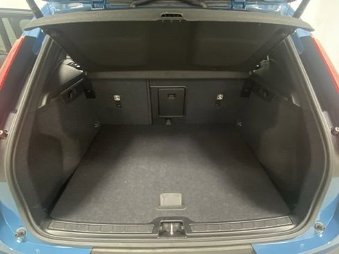 Certified 2025 Volvo XC40 B5 Core image 9