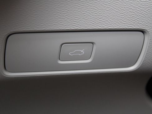 New 2026 Volvo XC40 B5 Ultra w/ Climate Package image 18