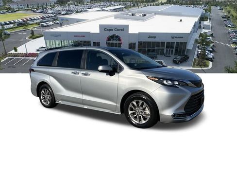 Used 2024 Toyota Sienna XLE FWD image 6