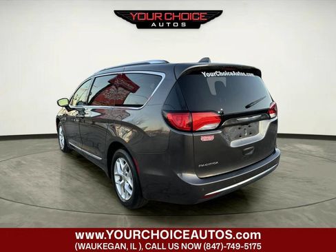 Used 2018 Chrysler Pacifica Touring-L Plus w/ Tire & Wheel Group image 3