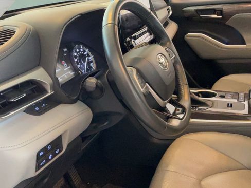Used 2022 Toyota Highlander Platinum FWD image 22