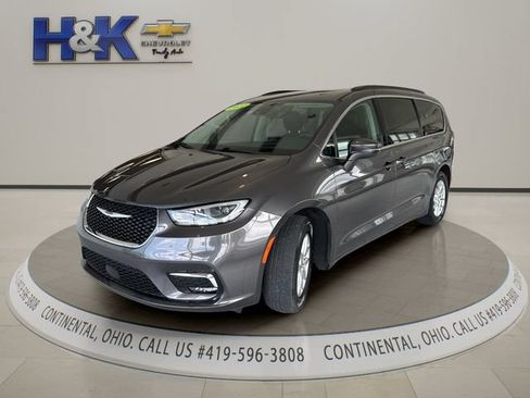 Used 2022 Chrysler Pacifica Touring-L FWD image 3