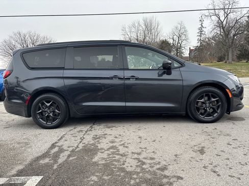 Used 2020 Chrysler Pacifica Touring-L w/ Advanced Safetytec Group image 4