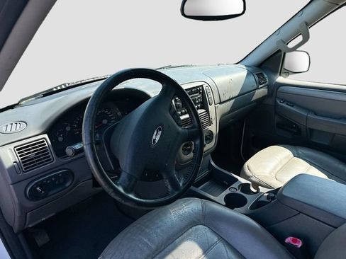 Used 2005 Ford Explorer XLT AWD/4WD image 10