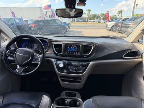 Used 2019 Chrysler Pacifica Touring-L image 8
