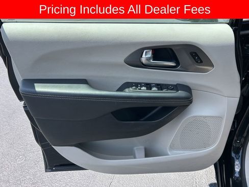 Used 2024 Chrysler Pacifica Touring-L FWD image 3