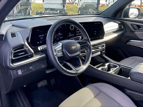 Used 2025 Chevrolet Traverse LT image 14