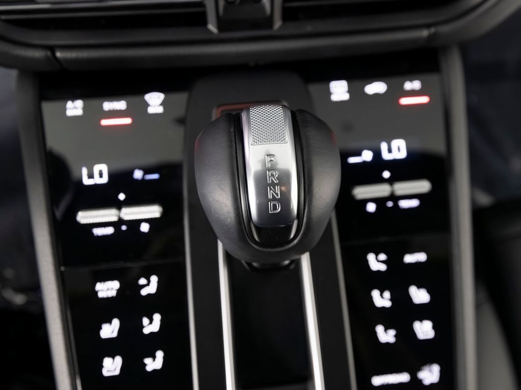 Certified 2026 Porsche Macan AWD/4WD image 33