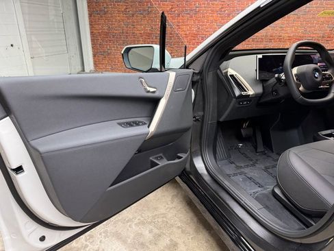 Used 2026 BMW iX xDrive60 image 9