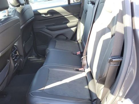 New 2025 Jeep Grand Cherokee Altitude image 17