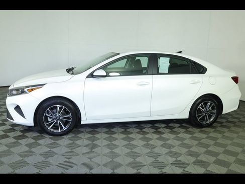 Used 2023 Kia Forte LXS FWD image 4