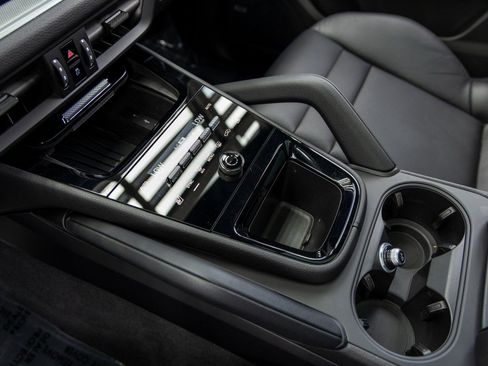Certified 2025 Porsche Cayenne AWD/4WD image 37