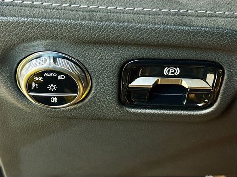 Used 2022 Mercedes-Benz EQS 580 4MATIC Sedan image 10