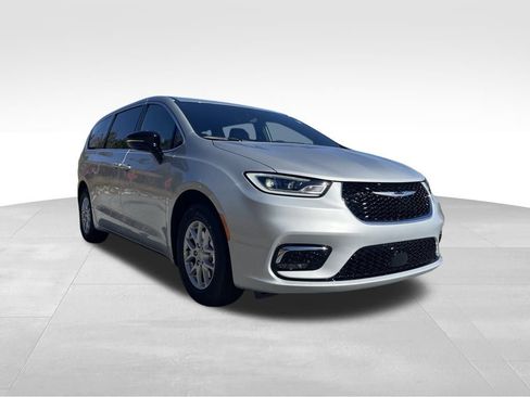 New 2026 Chrysler Pacifica Select image 3