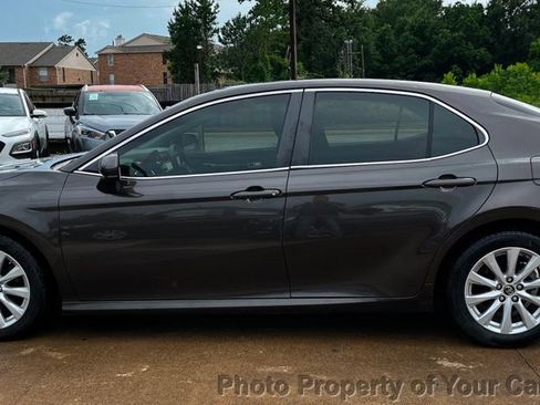 Used 2018 Toyota Camry LE FWD image 11