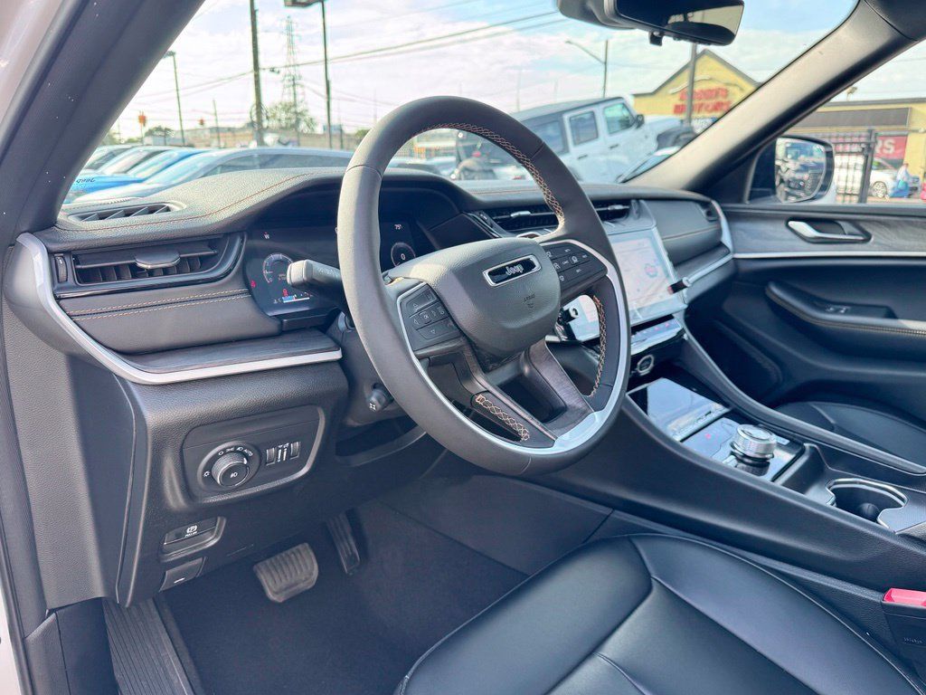 Used 2026 Jeep Grand Cherokee Limited AWD/4WD image 13