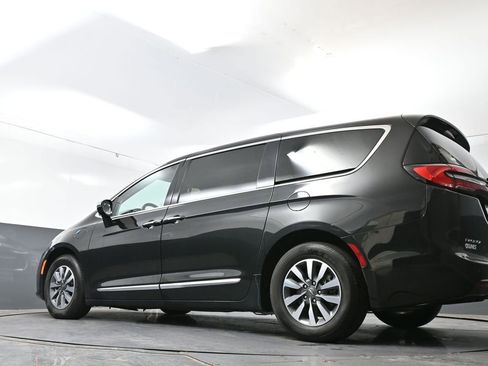 Used 2023 Chrysler Pacifica Limited FWD image 56