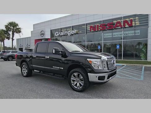 Used 2019 Nissan Titan SV w/ SV Convenience Package image 17
