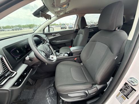 Used 2025 Kia Sportage LX FWD image 13