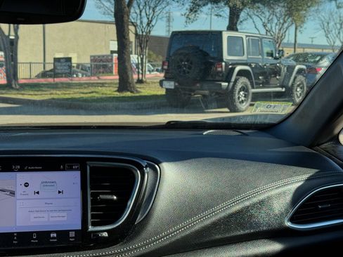 Used 2025 Chrysler Pacifica Limited image 41