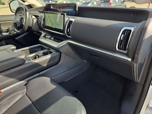 Used 2025 Ford Expedition Platinum image 34