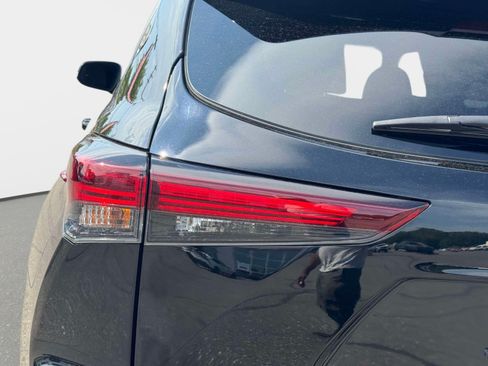 Certified 2024 Toyota Highlander XSE AWD/4WD image 11