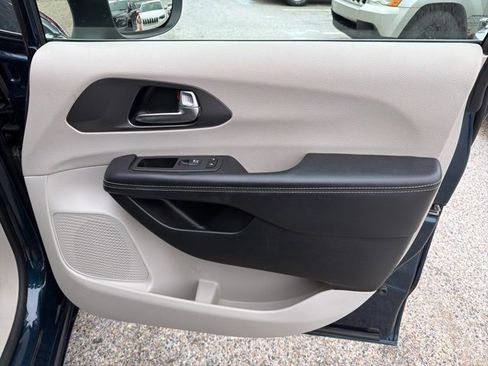 Used 2023 Chrysler Pacifica Touring-L image 38