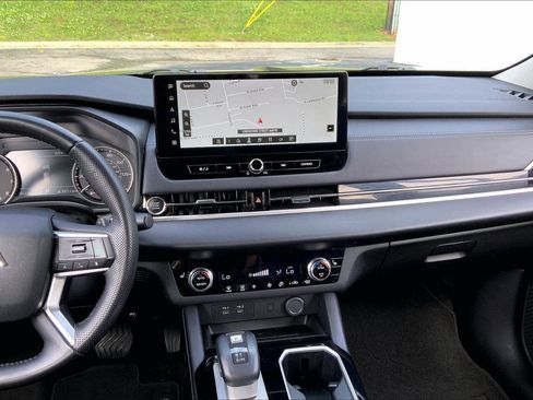 Used 2025 Mitsubishi Outlander SE AWD/4WD image 6