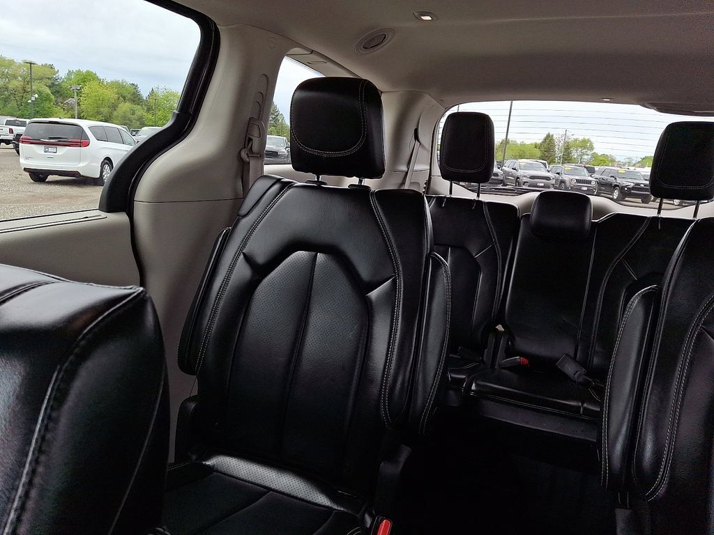 Used 2023 Chrysler Pacifica Touring-L FWD image 19