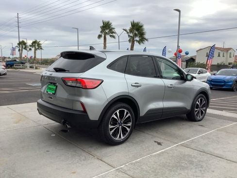 Used 2022 Ford Escape SE w/ SE Sport Appearance Package image 9