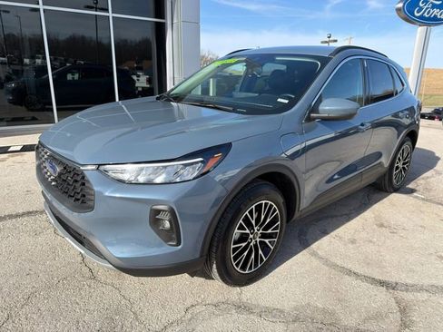 Used 2025 Ford Escape SE image 3
