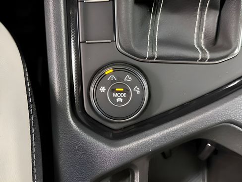 New 2025 Volkswagen Taos SE image 21