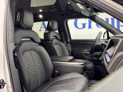 Used 2022 Rivian R1T Adventure image 10