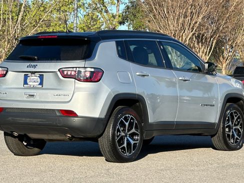 Used 2025 Jeep Compass Limited image 4