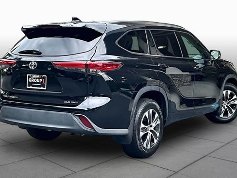 Used 2021 Toyota Highlander XLE AWD/4WD image 13