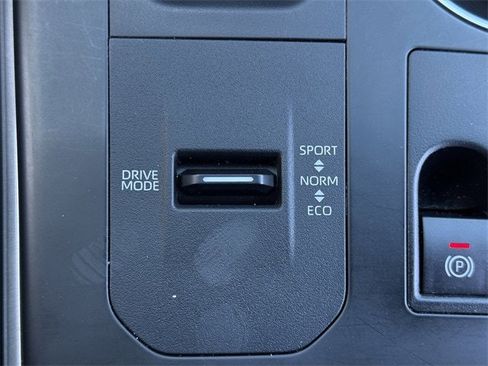 Used 2023 Toyota Highlander XLE image 21