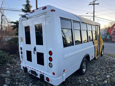 Used 2014 Chevrolet Express 3500 image 2