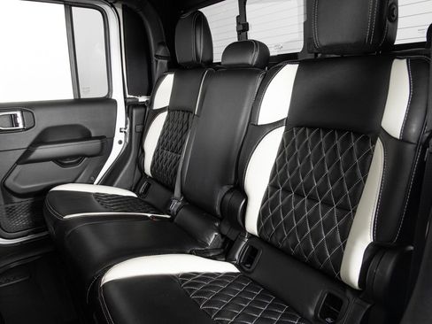 Used 2020 Jeep Gladiator Overland image 17