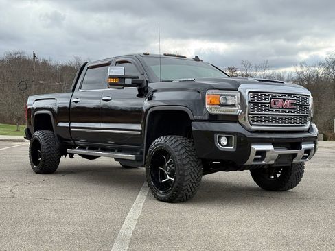 Used 2018 GMC Sierra 3500 Denali w/ Duramax Plus Package image 3