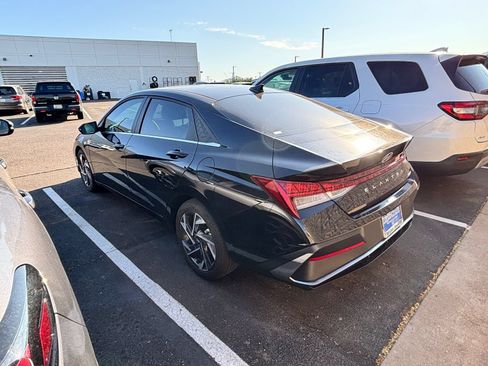 Used 2025 Hyundai Elantra Limited FWD image 3
