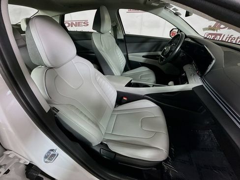 Certified 2025 Hyundai Elantra Limited FWD image 32