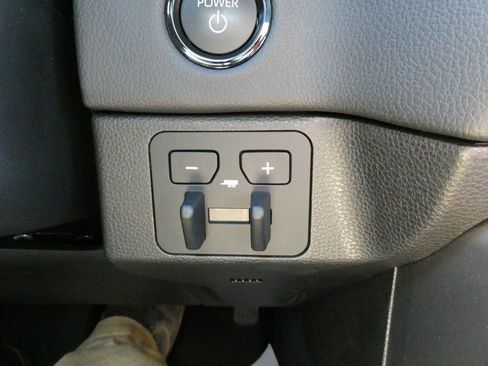 Used 2025 Toyota Tundra Limited AWD/4WD image 27