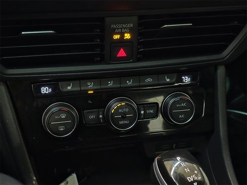 Used 2023 Volkswagen Jetta SE w/ Panoramic Sunroof Package image 29