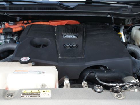 Used 2023 Toyota Sequoia Platinum AWD/4WD image 29